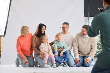 Stüdyoda fotoğraf çekimi yapan büyük bir aile.