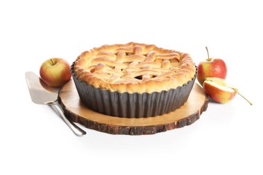 Lezzetli ev yapımı elmalı turta, meyve ve beyaz arka planda spatula ile ahşap tepsi.