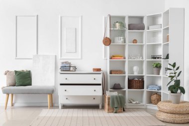 Giysileri ve dekorları olan şık bir aydınlatma odası.