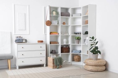 Giysileri ve dekorları olan şık bir aydınlatma odası.