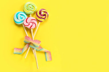 Sarı arka planda tatlı şekerlerden yapılmış buket