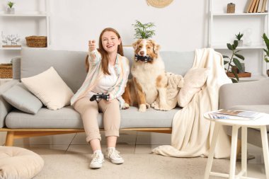 Genç bir kadın ve evinde av köpekleri olan sevimli bir Avustralya çoban köpeği.