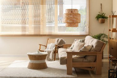 Rahat kanepesi, sehpası, koltuğu ve lambası olan bir oturma odası.