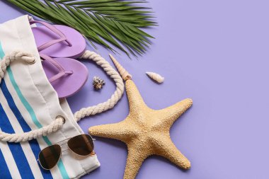 Şık plaj aksesuarları, deniz yıldızı ve leylak arka planda palmiye yaprağı olan kompozisyon