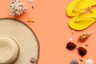 Renkli arkaplanda şık plaj aksesuarları ve deniz kabukları olan kompozisyon
