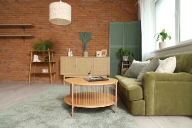 Masa, çekmeceler, kanepe ve şık oturma odasının içindeki katlanan ekran.