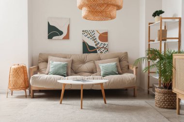 Oturma odasında rahat bir kanepe ve sehpa.