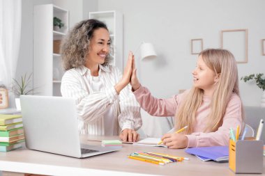 Özel hocası olan küçük kız evde beşlik çakıyor.