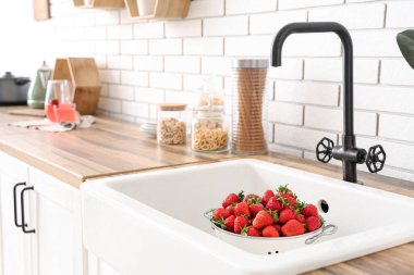 Mutfak lavabosunda lezzetli çilekli Colander.