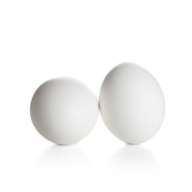 Beyaz arkaplanda iki yumurta