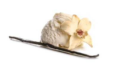 Beyaz arka planda çubuk ve çiçekli vanilyalı dondurma topu