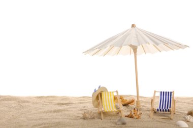 Minik güverte sandalyeleri, şemsiyesi ve beyaz arka planda kumdaki deniz kabuklarıyla kompozisyon