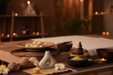 Plumeria çiçekleri masaj topları ve deniz tuzu ile kaplıca salonunda, yakın plan.