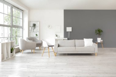 Koltuğu ve koltuğu olan bir psikolog ofisi.