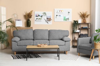 Rahat kanepesi, sehpası ve tahtasıyla güzel bir oturma odası.