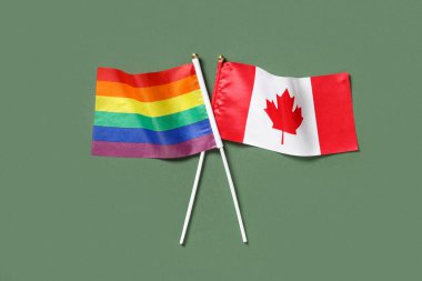 Yeşil arkaplanda Kanada ve LGBT bayrakları