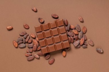 Lezzetli çikolata ve renkli kakao çekirdekli kompozisyon
