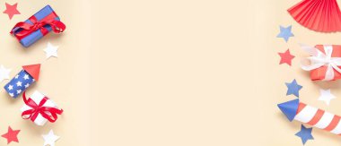 Hediye kutuları, havai fişek roketleri ve bej arka planda, mesaj için yeri olan vantilatör. Amerikan Bağımsızlık Günü