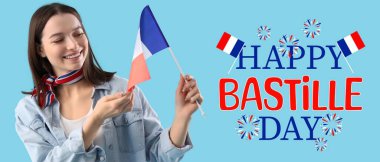 Açık mavi arka planda Fransa bayrağı olan güzel bir genç kadın. Bastille Günü kutlamaları