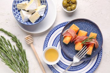 Lezzetli kavun, prosciutto, bal ve peynirli kompozisyon