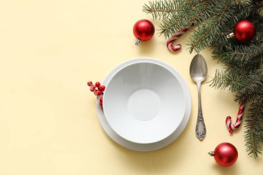 Bej arka planda Noel süslemeleri olan şenlik masası