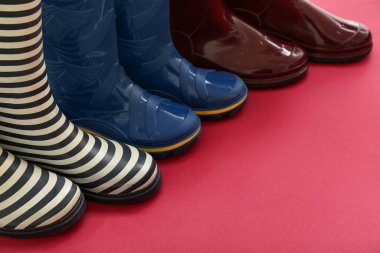 Kırmızı arkaplanda farklı çizmeler