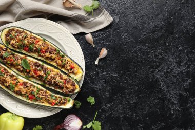 Siyah arka planda içi kabak dolu et dolu tekneler.