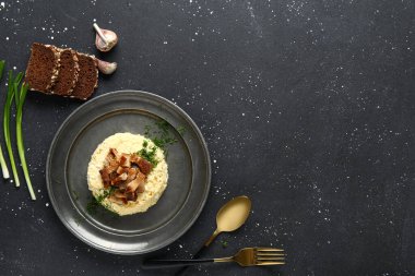 Siyah zemin üzerinde ekmek olan lezzetli bir muz tabağı.