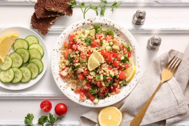Açık beyaz arka planda nefis tabakta salata.
