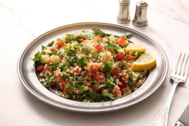 Hafif arka planda nefis tabakta salata, yakın plan.