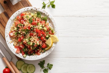 Hafif ahşap arka planda lezzetli tabakta salata.