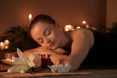 Güzel genç bir kadın, kaplıcada dinleniyor.