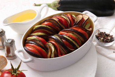 Beyaz arka planda lezzetli Ratatouille yemeği.