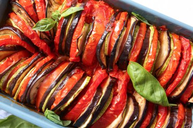 Lezzetli Ratatouille fırında, yakın plan.