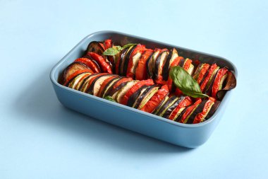 Mavi arka planda lezzetli Ratatouille yemeği.