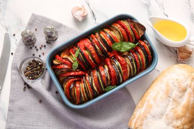 Beyaz mermer arka planda lezzetli Ratatouille yemeği.