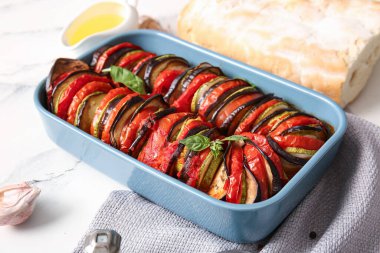 Beyaz mermer arka planda lezzetli Ratatouille yemeği.