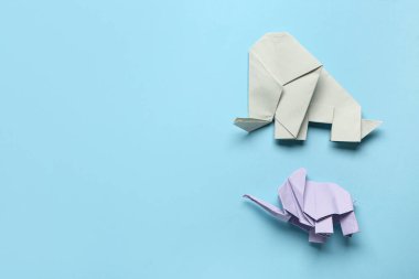 Mavi arka planda farklı origami filleri