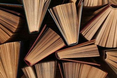 Arkaplan olarak eski ciltli kitap yığını