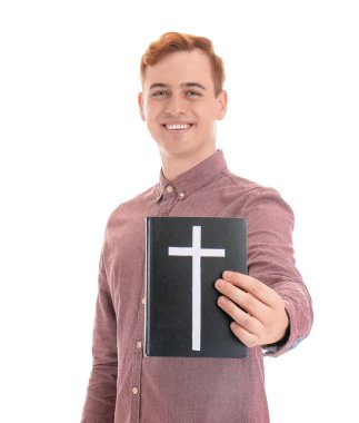 İncil 'i olan genç kızıl adam beyaz arka planda izole edilmiş.