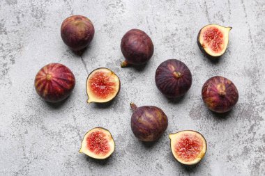 Mavi arka planda taze incir