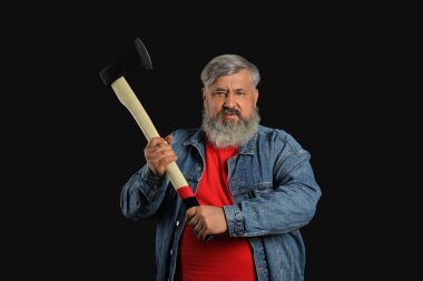 Siyah arka planda baltası olan olgun oduncunun portresi