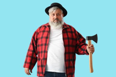 Mavi arka planda baltası olan olgun oduncunun portresi