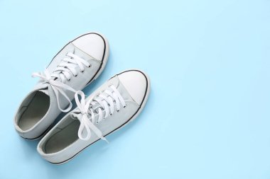 Renkli arka planda şık mavi spor ayakkabılar