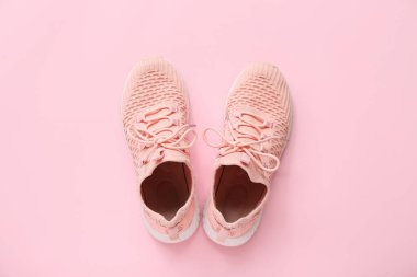 Renkli arka planda şık pembe spor ayakkabılar