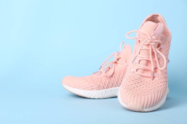 Mavi arka planda şık pembe spor ayakkabılar