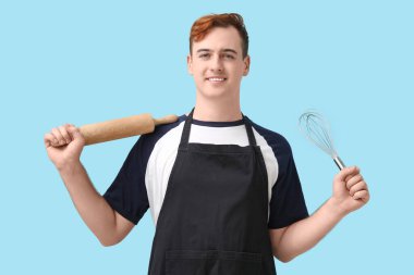 Mavi arka planda çırpılmış ve oklavalı önlüklü bir erkek şekerci.