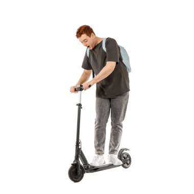 Beyaz arka planda modern elektrikli scooter kullanan genç bir adam.