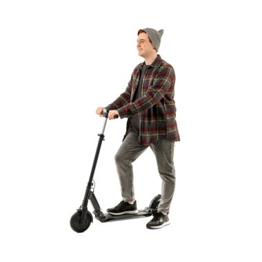 Beyaz arka planda modern elektrikli scooter kullanan genç bir adam.