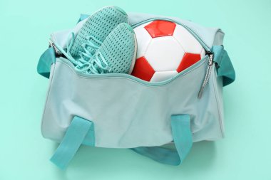 Futbol toplu spor çantası ve arka planda ayakkabılar.